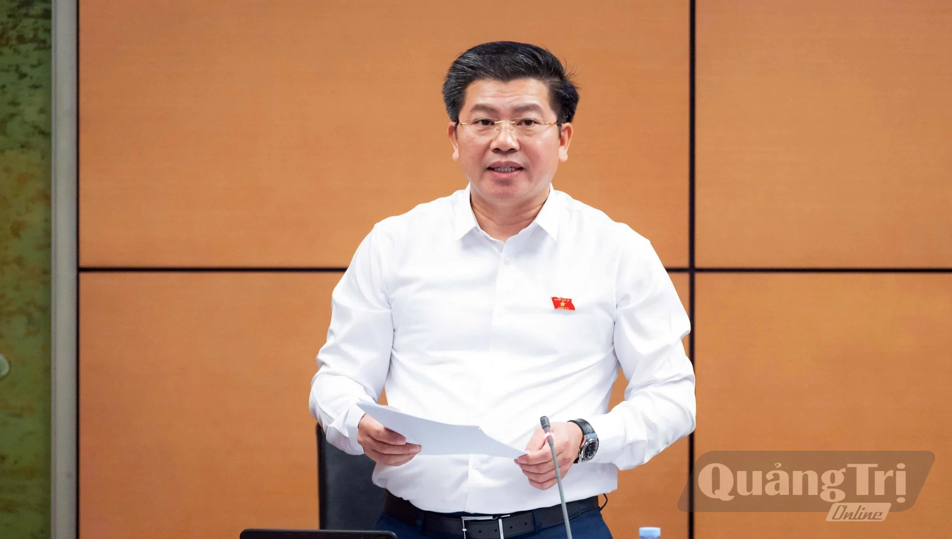 Đồng chí Trần Vũ Khiêm, Phó Bí thư Thường trực Tỉnh ủy, Trưởng đoàn ĐBQH tỉnh thảo luận tại tổ - Ảnh: N.M