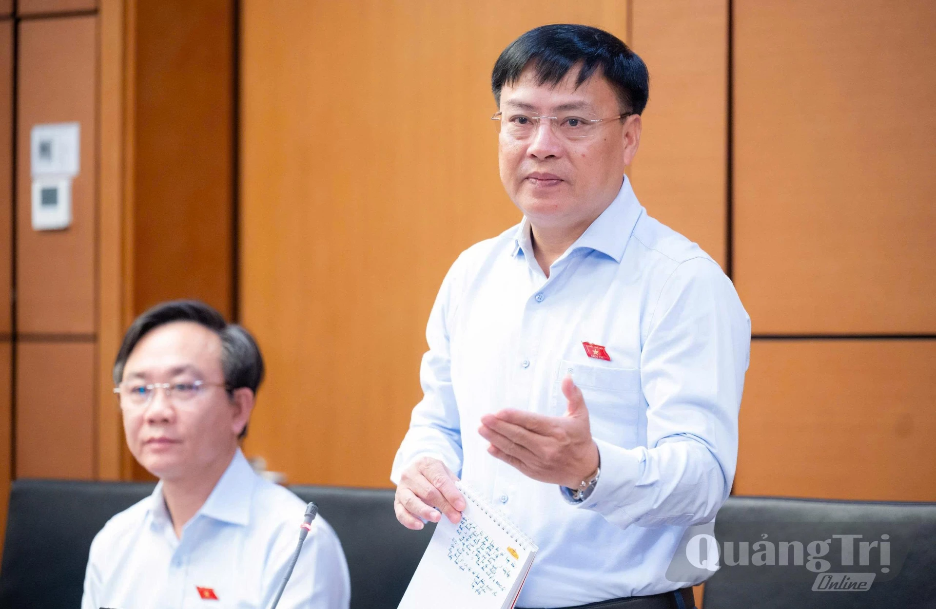 Đồng chí Thiếu tướng Nguyễn Thanh Liêm, Ủy viên Ban Thường vụ Tỉnh ủy, Giám đốc Công an tỉnh thảo luận tại tổ - Ảnh: N.M