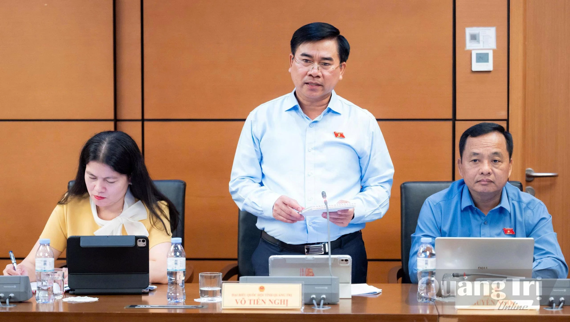 Đồng chí Võ Tiến Nghị, Thiếu tướng, Phó Tư lệnh Bộ đội Biên phòng thảo luận tại tổ - Ảnh: N.M