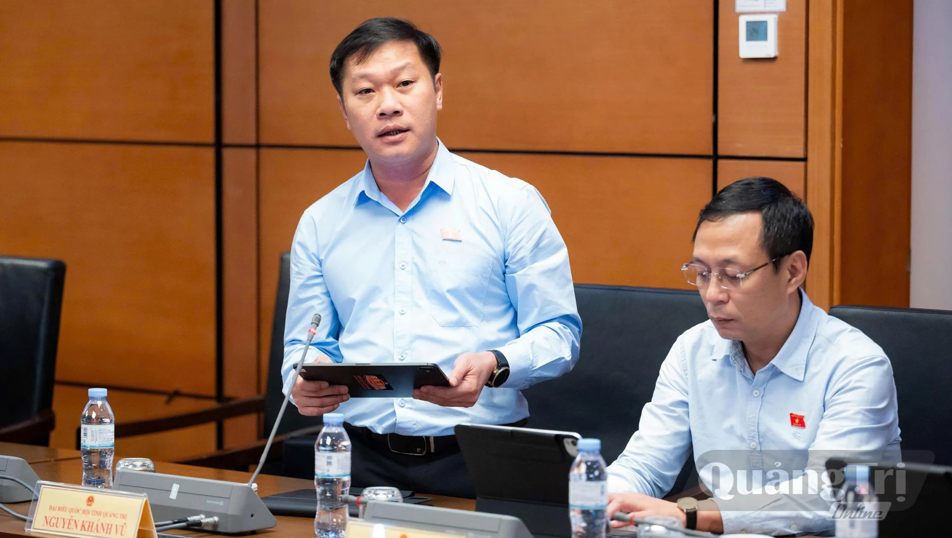 Đồng chí Nguyễn Khánh Vũ, Bí thư Đảng ủy, Chủ tịch HĐND phường Quảng Trị thảo luận tại tổ - Ảnh: N.M