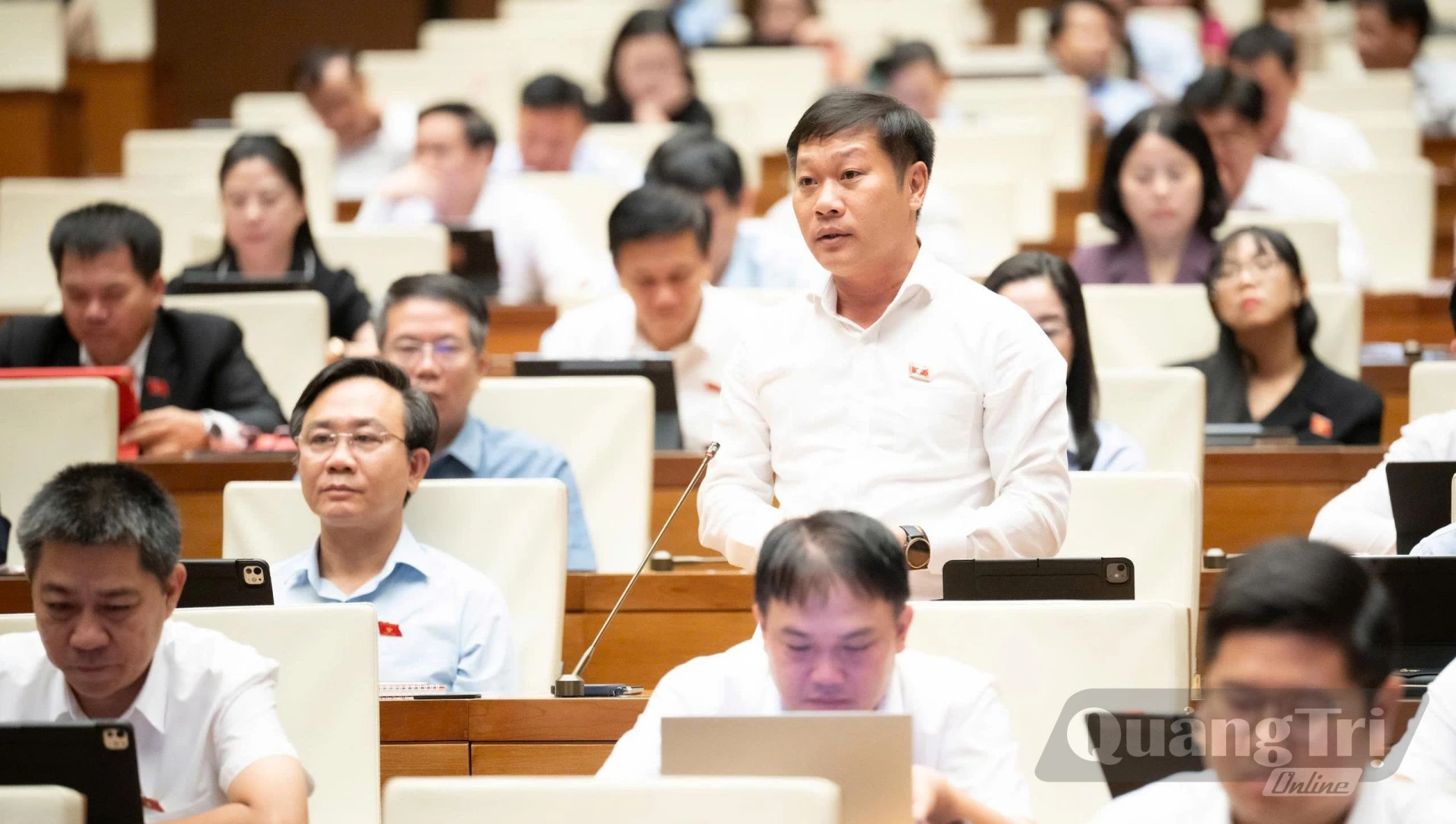 Đồng chí Nguyễn Khánh Vũ, Bí thư Đảng ủy, Chủ tịch HĐND phường Quảng Trị thảo luận tại kỳ họp - Ảnh: N.M