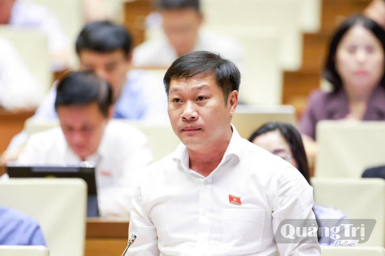 Đồng chí Nguyễn Khánh Vũ, Bí thư Đảng ủy, Chủ tịch HĐND phường Quảng Trị, phát biểu tại hội trường - Ảnh: N.M