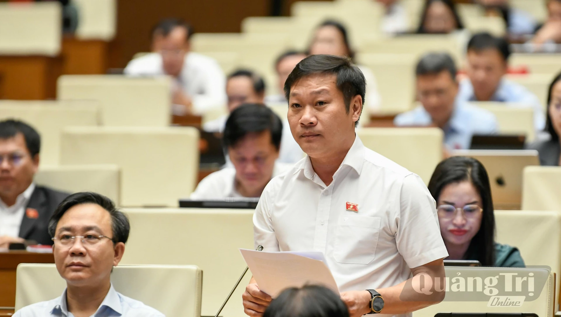 Đồng chí Nguyễn Khánh Vũ, Bí thư Đảng ủy, Chủ tịch HĐND phường Quảng Trị thảo luận về dự thảo Luật Kinh doanh bất động sản (sửa đổi) - Ảnh: N.M