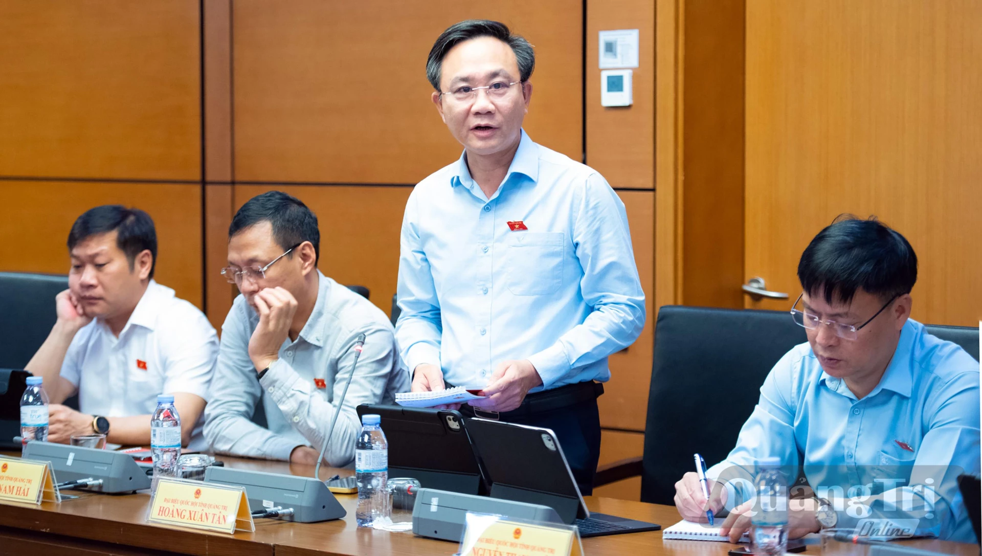 Đồng chí Hoàng Xuân Tân, Phó Chủ tịch UBND tỉnh thảo luận về hợp nhất Luật Ngân sách nhà nước và Luật Đầu tư công và tích hợp 4 chương trình MTQG - Ảnh: N.M