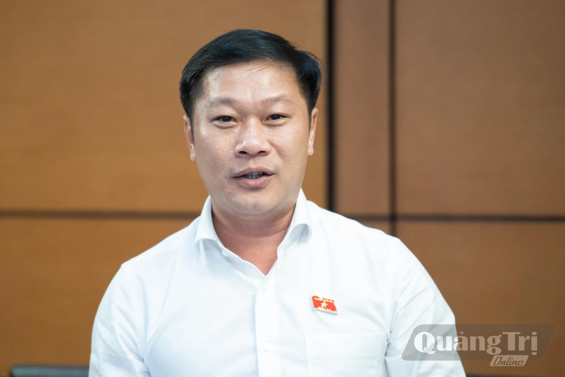 Đồng chí Nguyễn Khánh Vũ, Tỉnh ủy viên, Bí thư Đảng ủy, Chủ tịch HĐND phường Quảng Trị thảo luận tại phiên họp - Ảnh: CTV