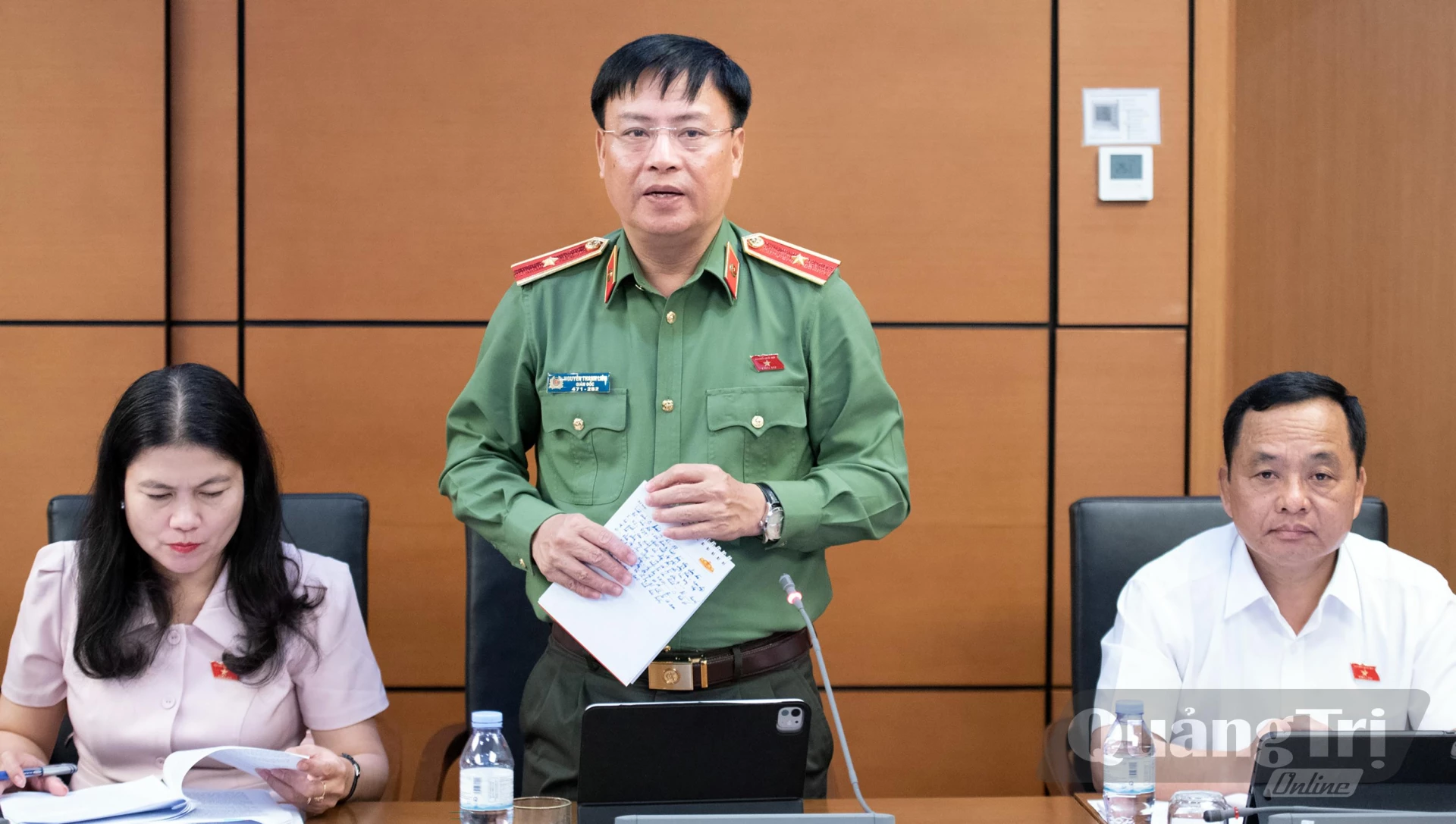 Đồng chí Thiếu tướng Nguyễn Thanh Liêm, Ủy viên Ban Thường vụ Tỉnh ủy, Giám đốc Công an tỉnh thảo luận tại tổ - Ảnh: N.M