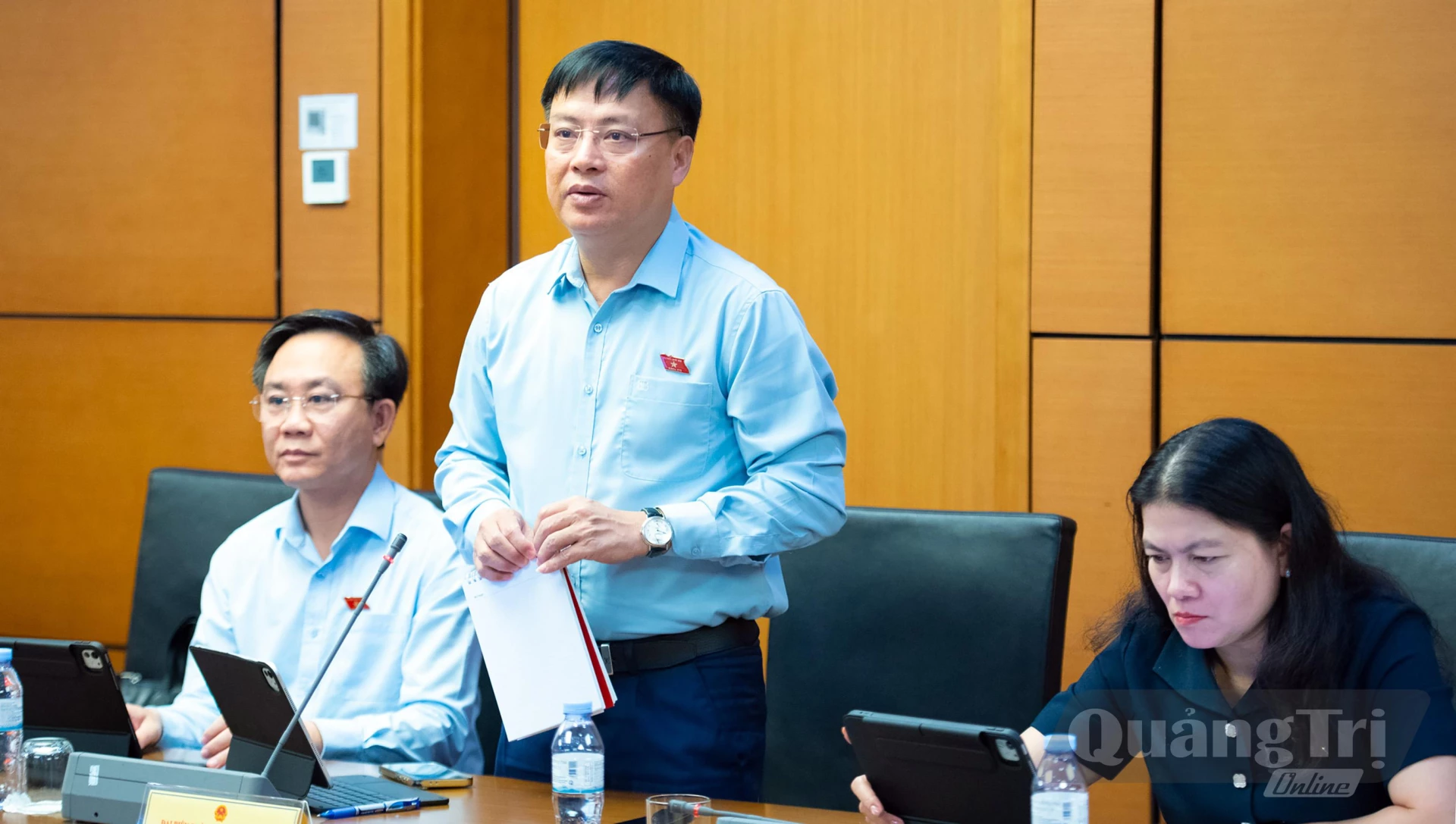 Đồng chí Thiếu tướng Nguyễn Thanh Liêm, Ủy viên Ban Thường vụ Tỉnh ủy, Giám đốc Công an tỉnh thảo luận về việctích hợp 4 chương trình mục tiêu quốc gia (MTQG) thành 1 Chương trình MTQG - Ảnh: N.M