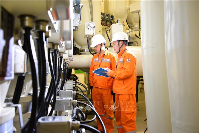 Công nhân EVNHANOI kiểm tra tại trạm biến áp 110KV. Ảnh: Quốc Lũy/TTXVN