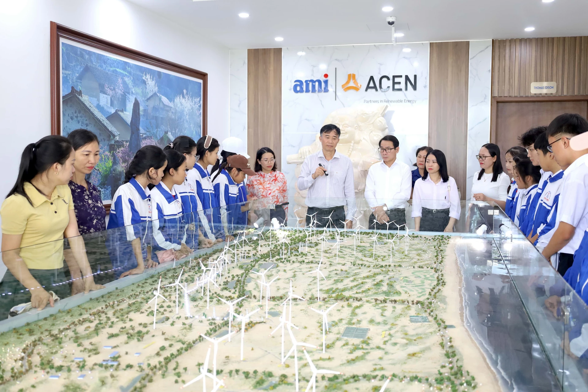 Học sinh các trường THCS tìm hiểu mô hình khai thác năng lượng gió tại Nhà máy điện gió BT1 thuộc cụm trang trại điện gió B&T Quảng Bình - Ảnh: Quang Ngọc.