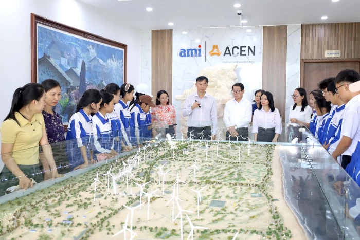 Học sinh trải nghiệm khai thác năng lượng gió