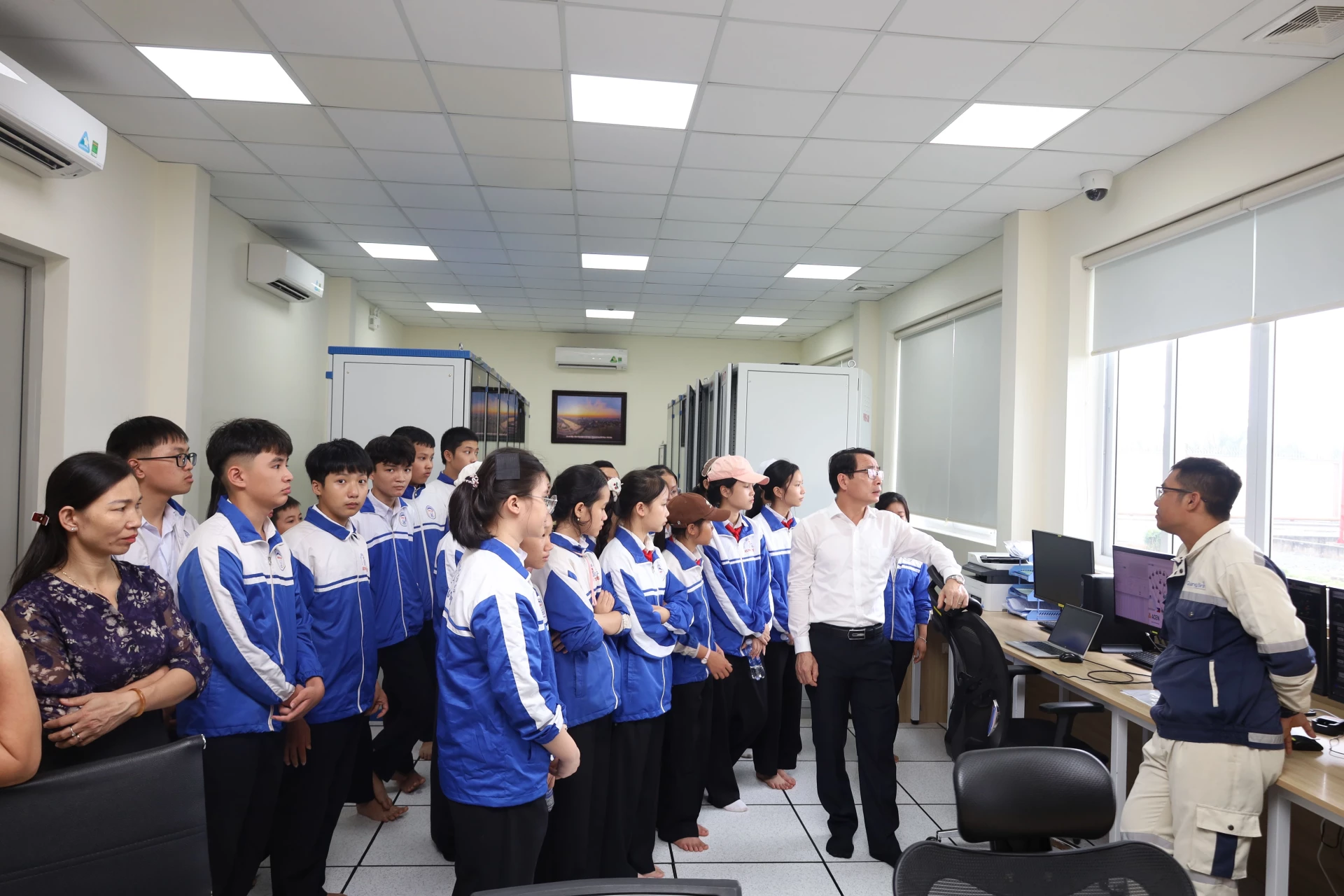 Học sinh tìm hiểu quy trình vận hành hệ thống điện gió tại phòng điều khiển Nhà máy điện gió BT1 - Ảnh: Quang Ngọc.