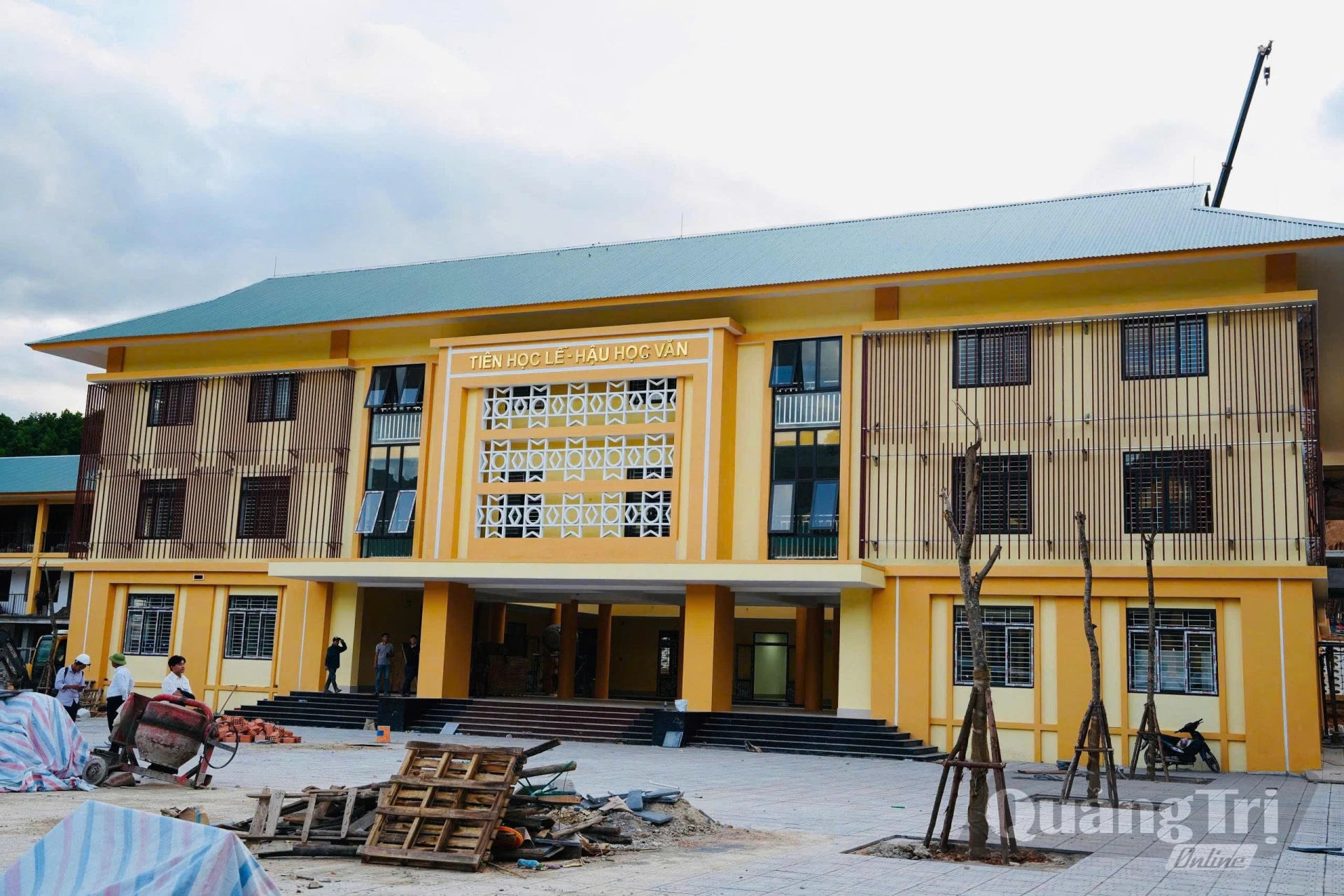 Mặt tiền một khối nhà chức năng 3 tầng khang trang tại Trường nội trú tiểu học và THCS Đakrông - Ảnh: Mỹ Nhị