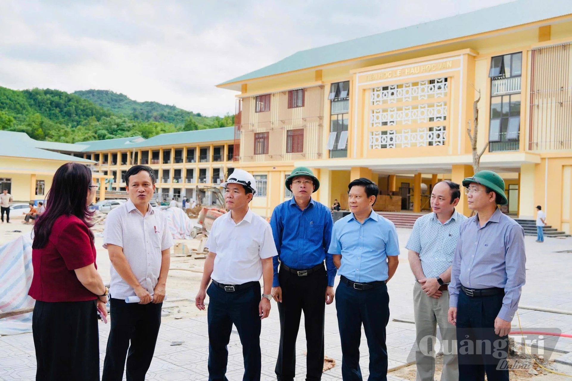 Đồng chí Nguyễn Văn Phương, Bí thư Tỉnh ủy kiểm tra thực tế, nghe báo cáo về tiến độ thi công dự án tại Trường nội trú tiểu học và THCS Đakrông - Ảnh: Mỹ Nhị 