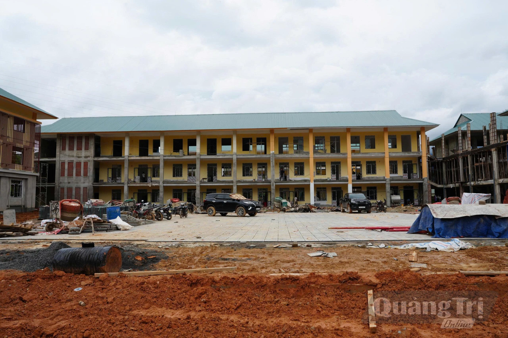 Dự án Trường nội trú Tiểu học và THCS Đakrông đã đạt khoảng 75% khối lượng thi công, đang gấp rút hoàn thiện các hạng mục cuối cùng - Ảnh: Mỹ Nhị