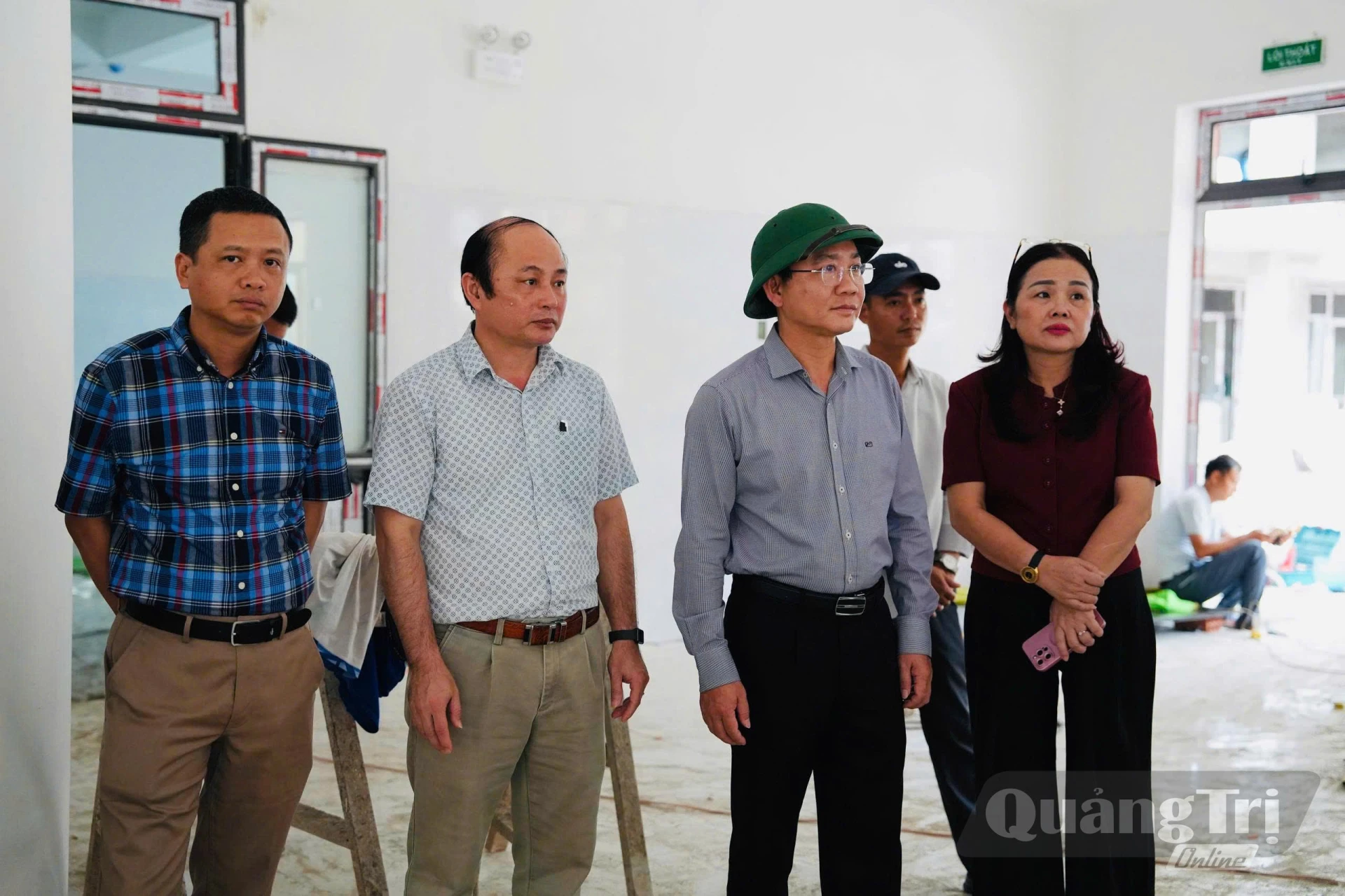 Đồng chí Hoàng Xuân Tân, Phó Chủ tịch UBND tỉnh cùng đoàn công tác trao đổi với nhà thầu về việc tập trung nhân lực, thiết bị để hoàn thiện các hạng mục cuối cùng - Ảnh: Mỹ Nhị 