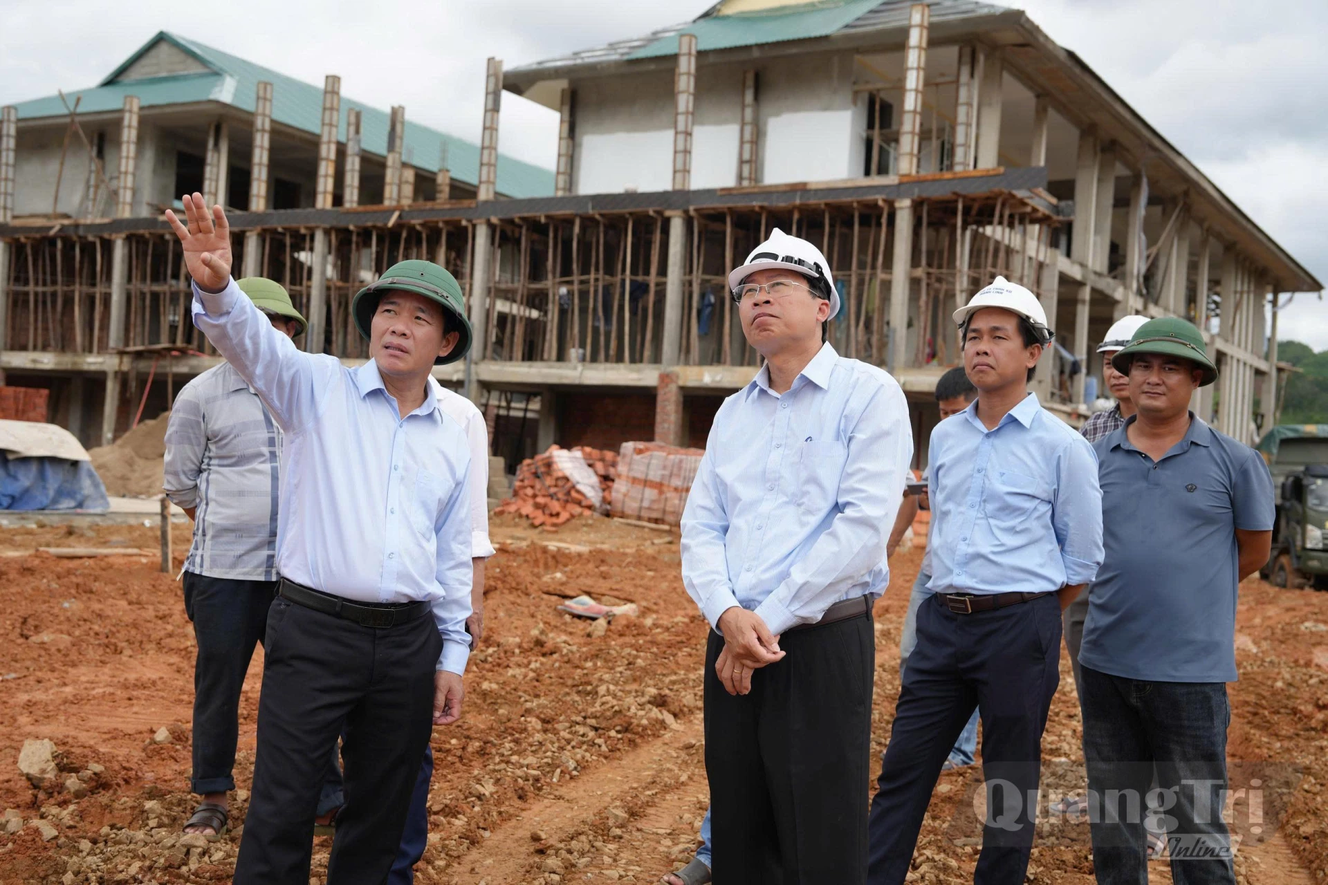 Bí thư Tỉnh ủy Nguyễn Văn Phương chỉ đạo các nhà thầu tập trung nhân lực, đảm bảo tiến độ công trình - Ảnh: Mỹ Nhị