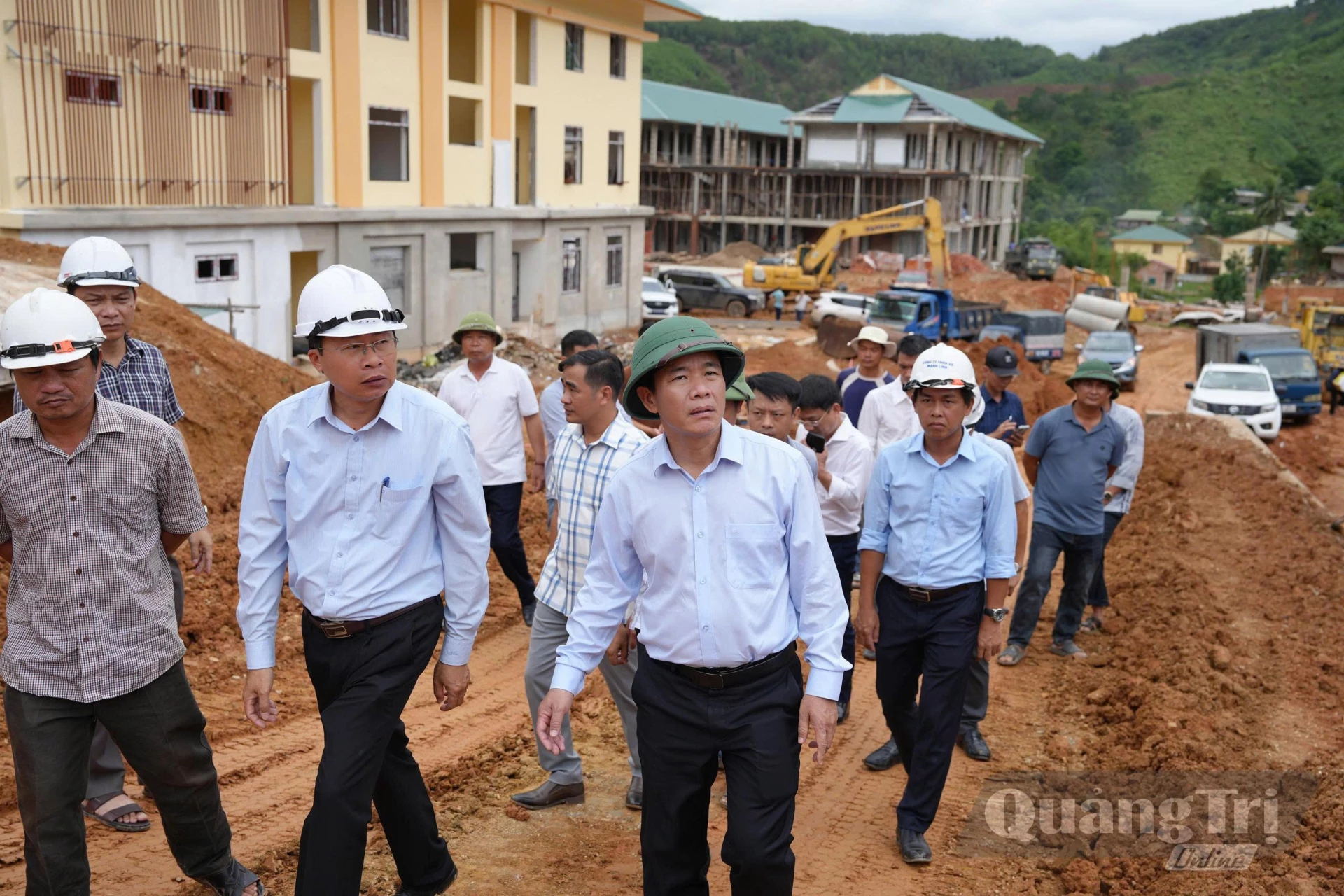 
Bí thư Tỉnh ủy Nguyễn Văn Phương cùng Đoàn công tác kiểm tra thực địa tại công trường Trường nội trú Tiểu học và THCS Đakrông - Ảnh: Mỹ Nhị
