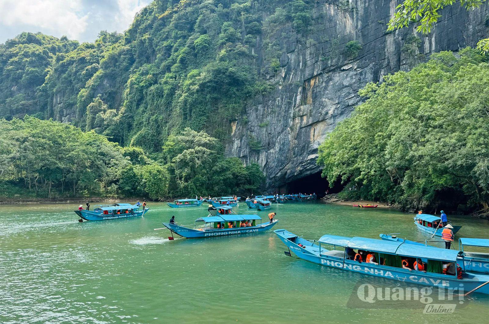 Phong Nha-Kẻ Bàng với hệ thống hang động, khe suối hoang sơ vẫn là lựa chọn nổi bật. Trong ảnh: Du khách khám phá động Phong Nha - Ảnh: D.H