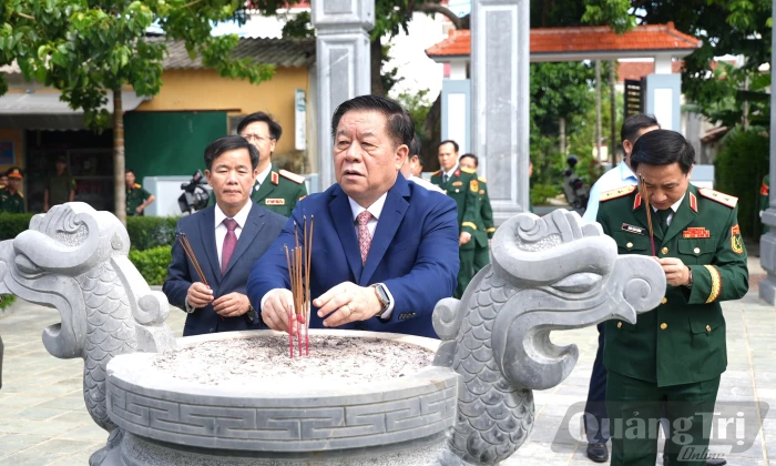 Đồng chí Chủ nhiệm Tổng cục Chính trị Quân đội Nhân dân Việt Nam dâng hương tri ân Đại tướng Võ Nguyên Giáp