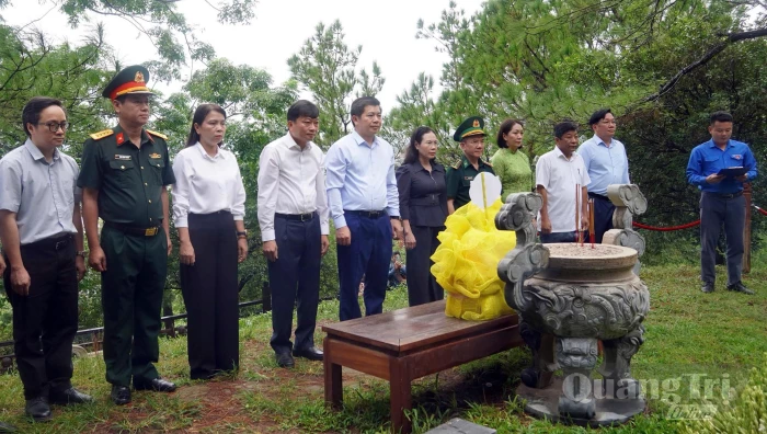 Đoàn đại biểu tỉnh Quảng Trị dâng hương tri ân Đại tướng Võ Nguyên Giáp