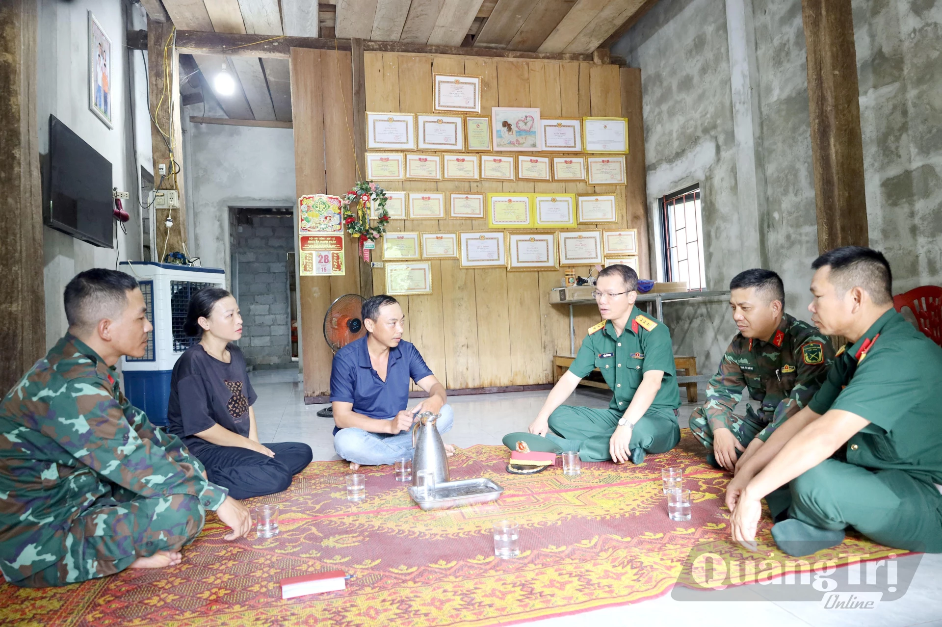 Gia đình công nhân tiêu biểu Ngô Văn Dũng và Võ Thị Hồng Giang tại Đội sản xuất số 5 thuộc Đoàn KTQP 79 - Ảnh: V.M

