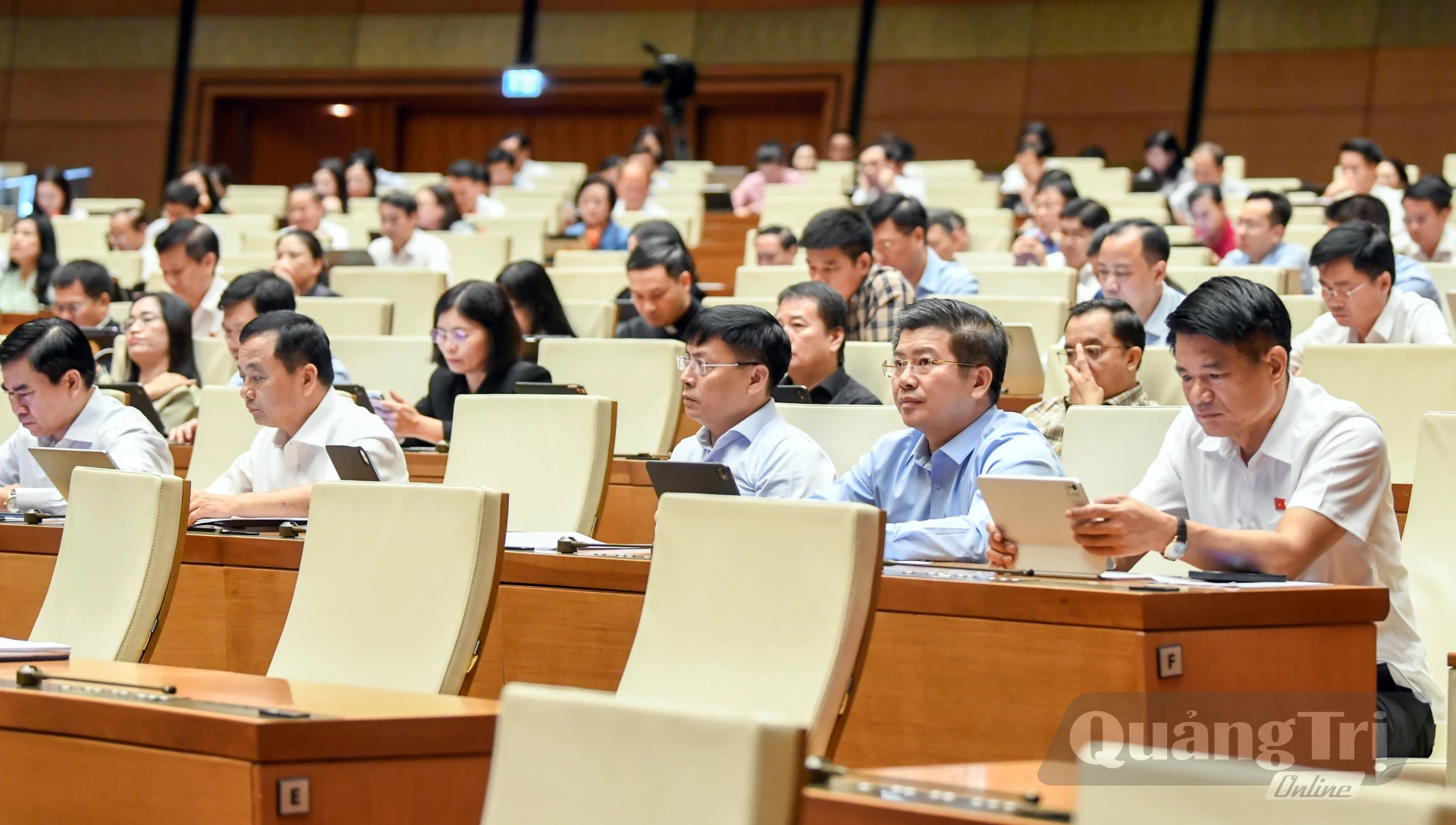 Đoàn ĐBQH tỉnh tham dự phiên họp - Ảnh: N.M