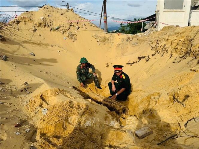 Với sự hỗ trợ của Bộ Chỉ huy Quân sự tỉnh Quảng Trị, lực lượng chức năng tiến hành khảo sát, xử lý di dời an toàn quả bom theo đúng quy định. Ảnh: TTXVN phát   