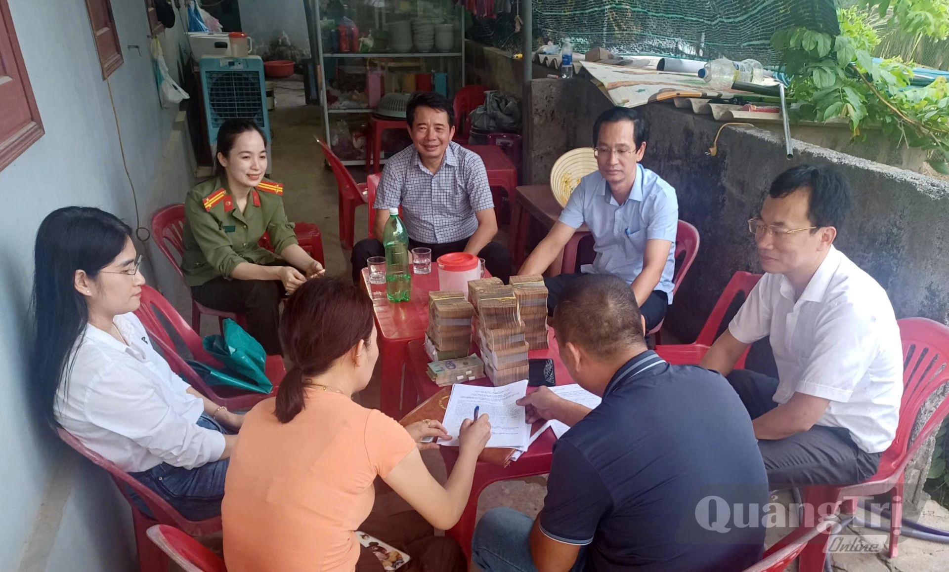 Cán bộ các tổ dân phố thường xuyên gặp gỡ trao đổi để hiểu thêm tâm tư, nguyện vọng của người dân - Ảnh: H.Tr