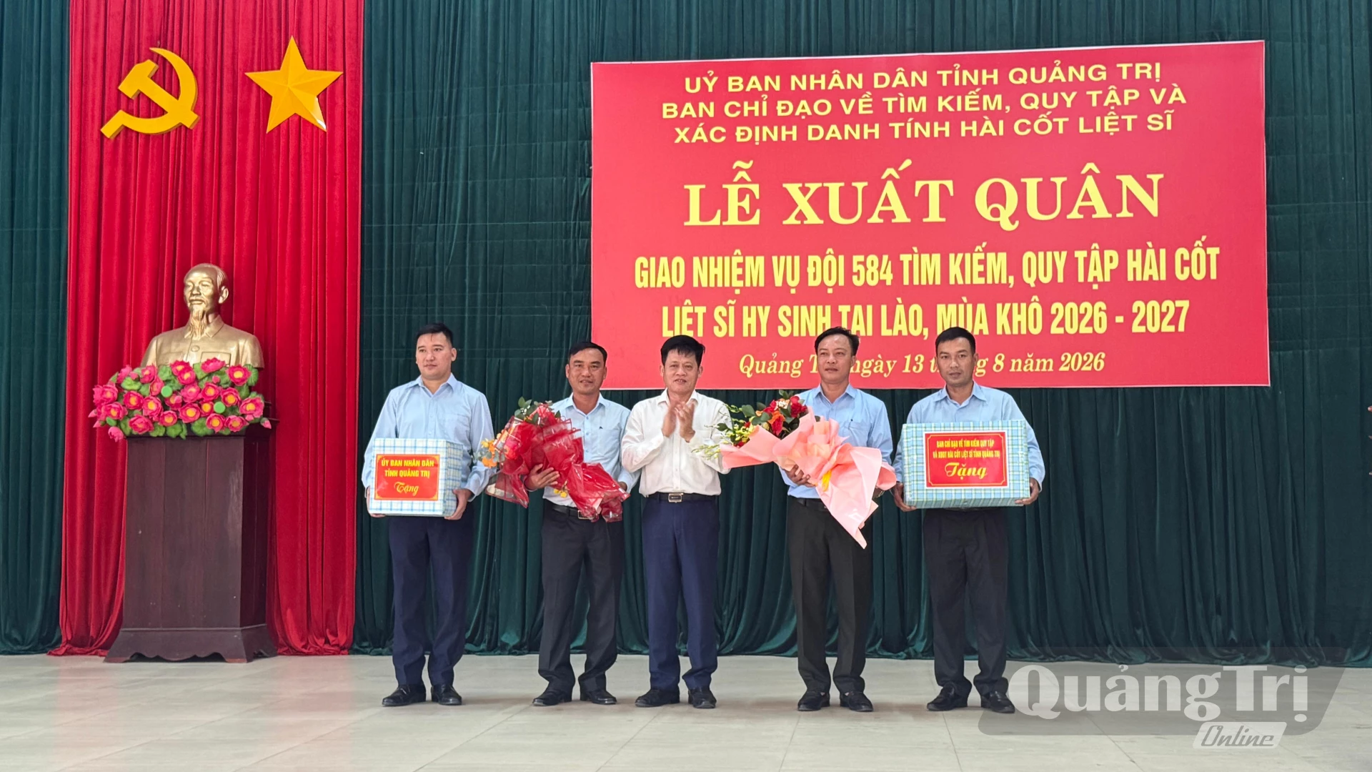 Đồng chí Lê Văn Bảo, Phó Chủ tịch UBND tỉnh, Trưởng BCĐ về tìm kiếm, quy tập và xác định danh tính hài cốt liệt sĩ tỉnh Quảng Trị trao quà động viên cán bộ Đội 584 - Ảnh: MT