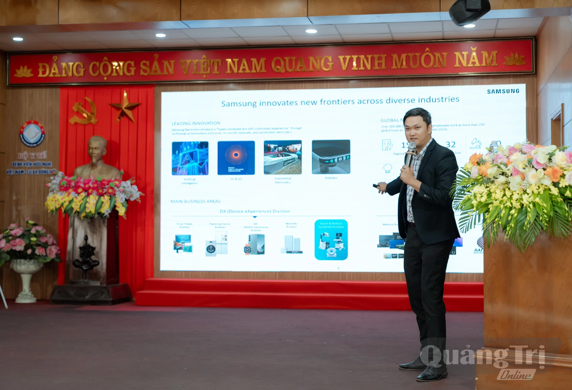 Các chuyên gia báo cáo chuyên đề - Ảnh: HL