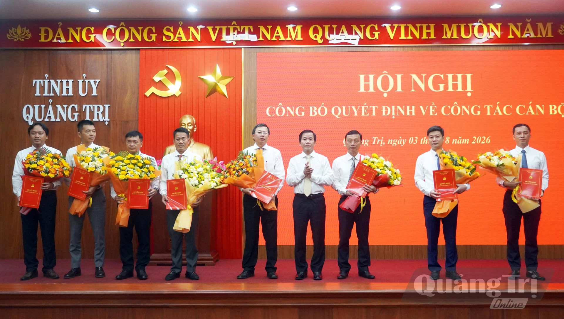 Đồng chí Nguyễn Văn Phương, Ủy viên Trung ương Đảng, Bí thư Tỉnh ủy trao quyết định và tặng hoa chúc mừng các đồng chí cán bộ được điều động, bổ nhiệm - Ảnh: N.M
