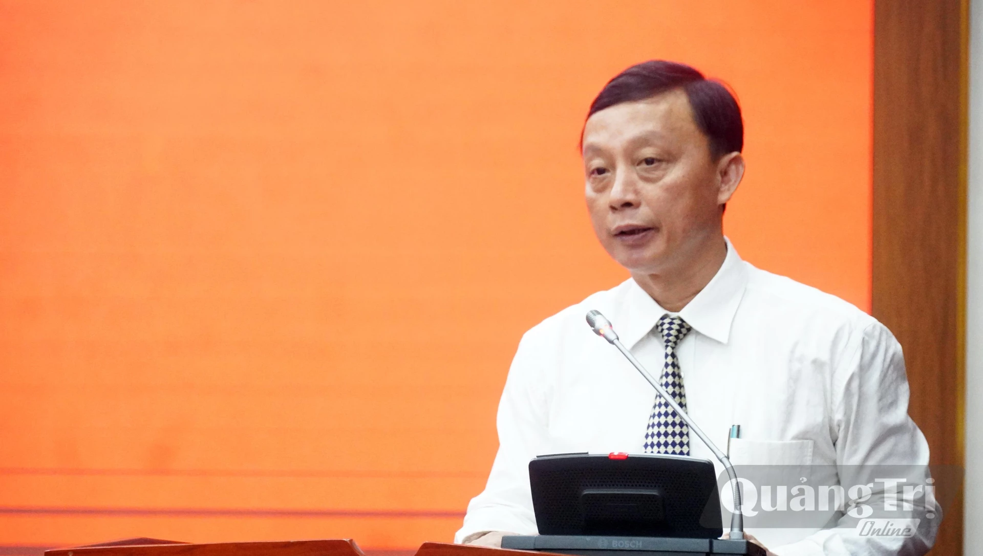 Đồng chí Mai Văn Minh, Tỉnh ủy viên, Giám đốc BQL dự án Đầu tư xây dựng ngành NN và MT đại diện cho các cán bộ được điều động, bổ nhiệm phát biểu nhận nhiệm vụ - Ảnh: N.M
