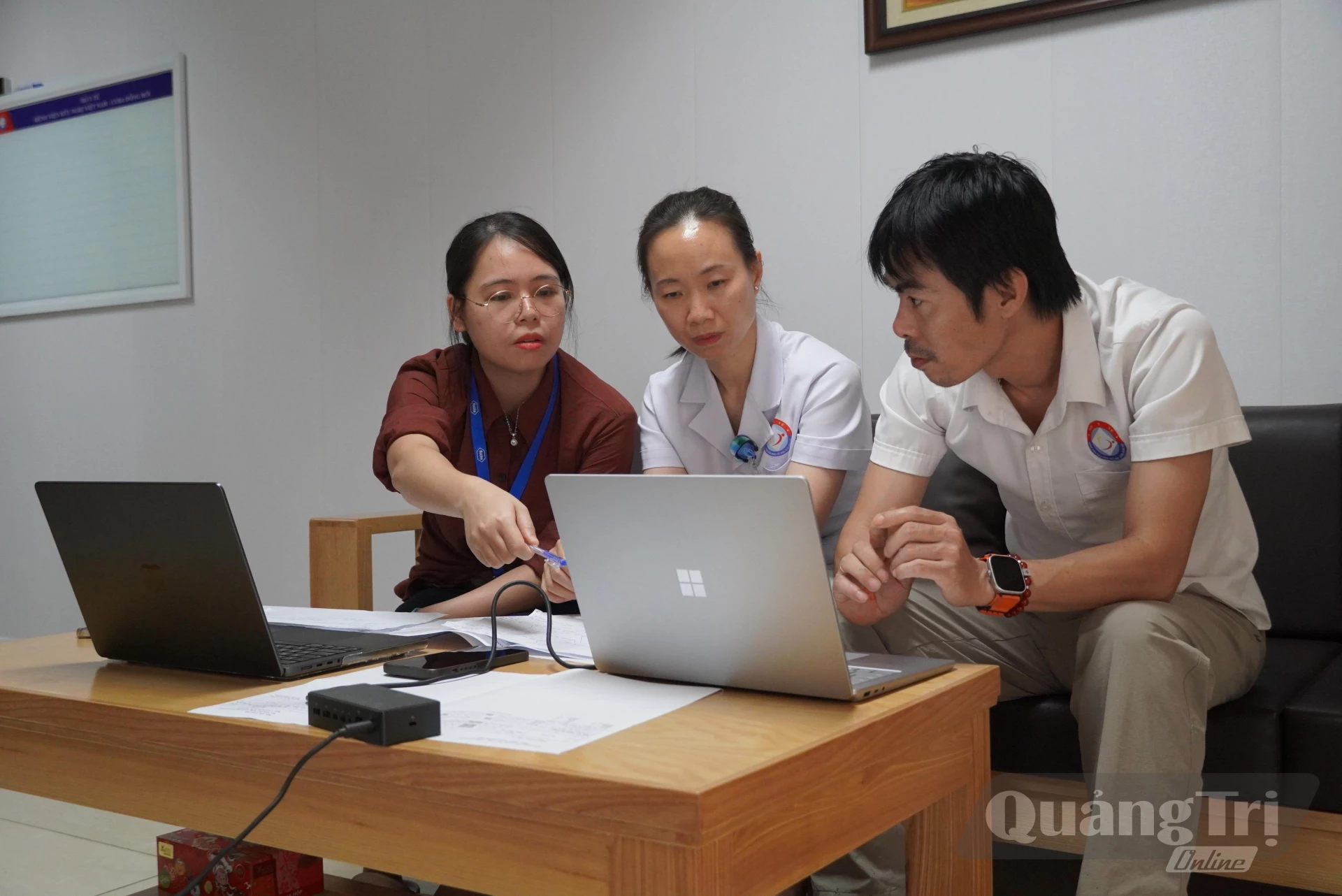 Nhóm tác giả thảo luận nhằm tiếp tục hoàn thiện ứng dụng quản lý lịch mổ - Ảnh: H.L