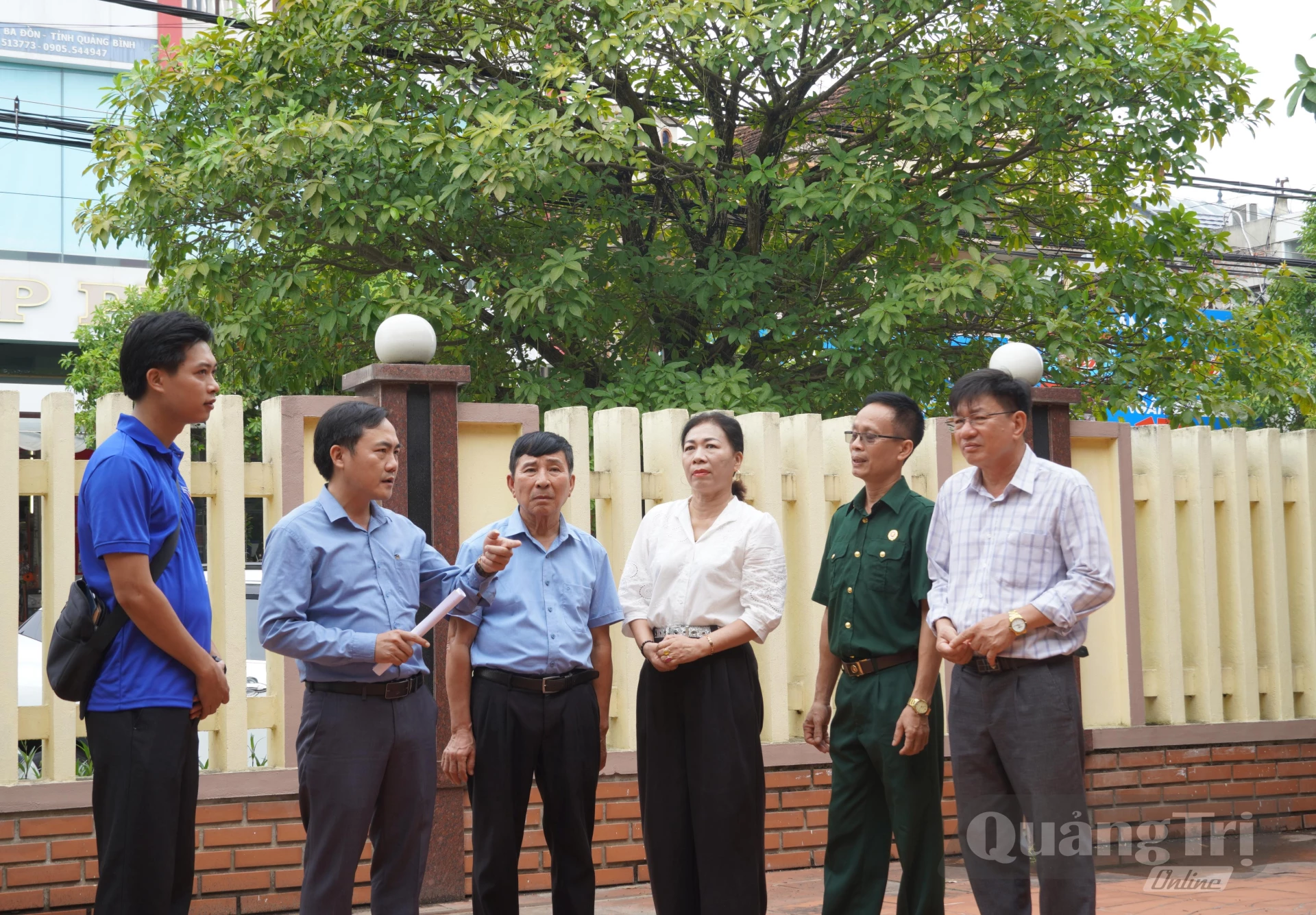 Cấp ủy Chi bộ tổ dân phố Phan Long khảo sát địa điểm bố trí phòng làm việc cho các tổ chức, đoàn thể - Ảnh: H.L