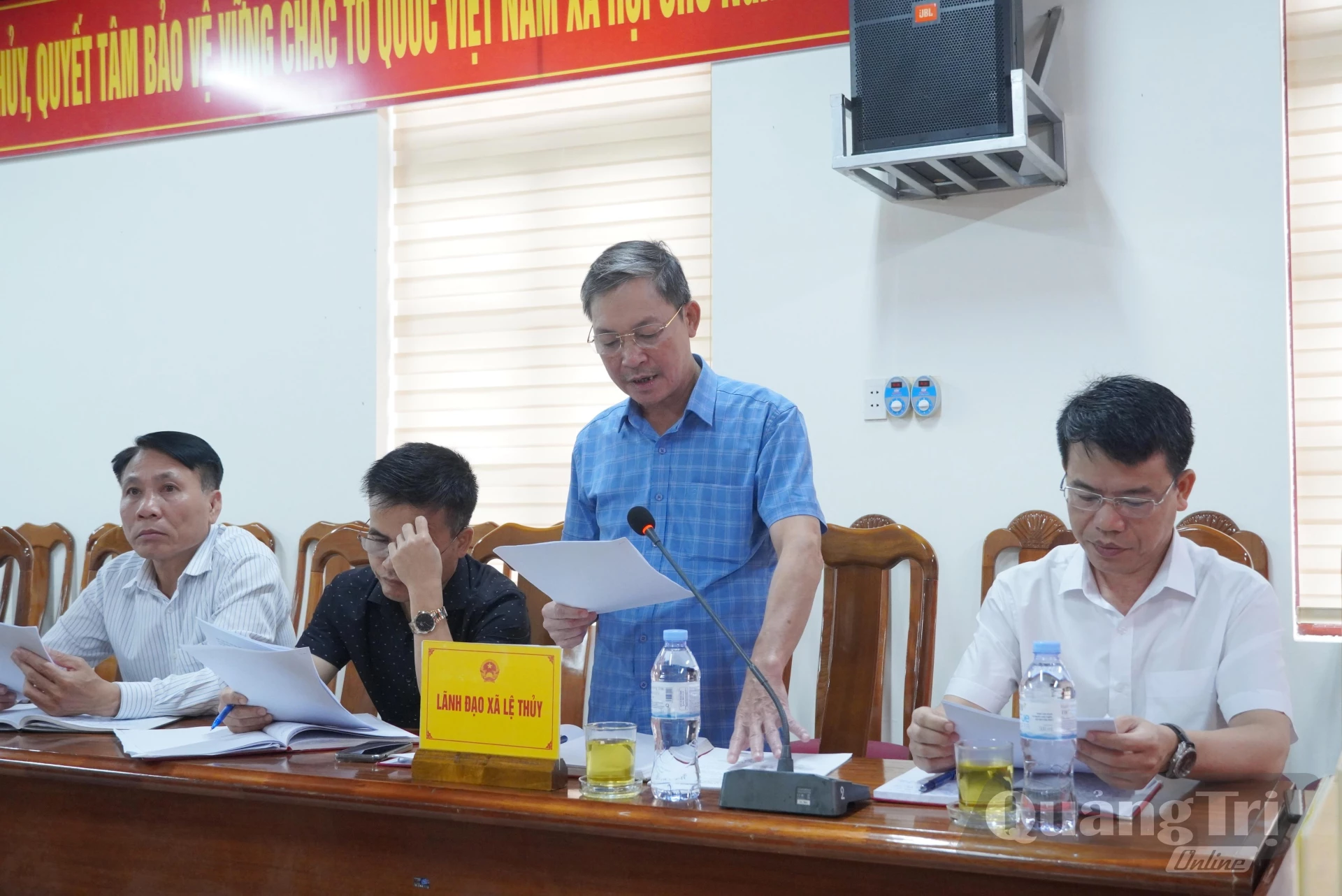 Đại diện lãnh đạo UBND xã Lệ Thủy báo cáo tại buổi làm việc - Ảnh: H.L