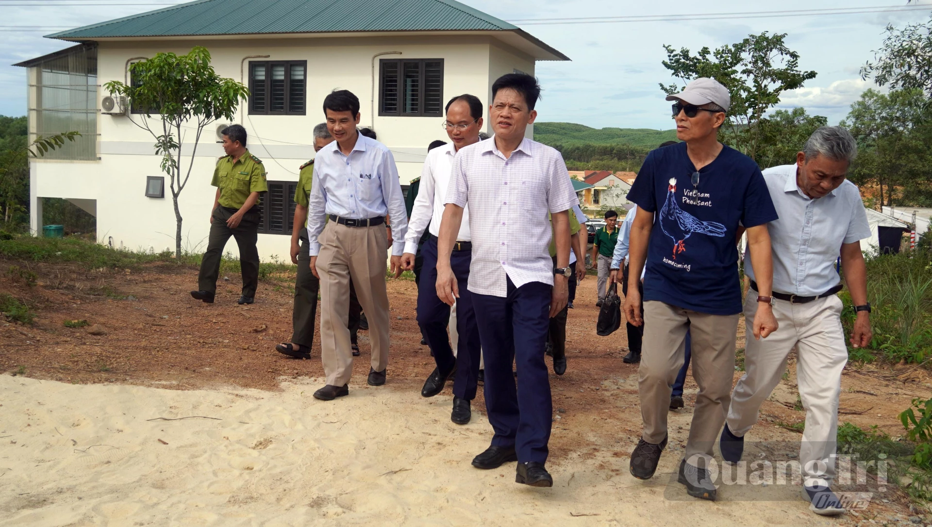 Đại biểu tham quan khu vực nhân nuôi Gà lôi lam mào trắng - Ảnh: N.M