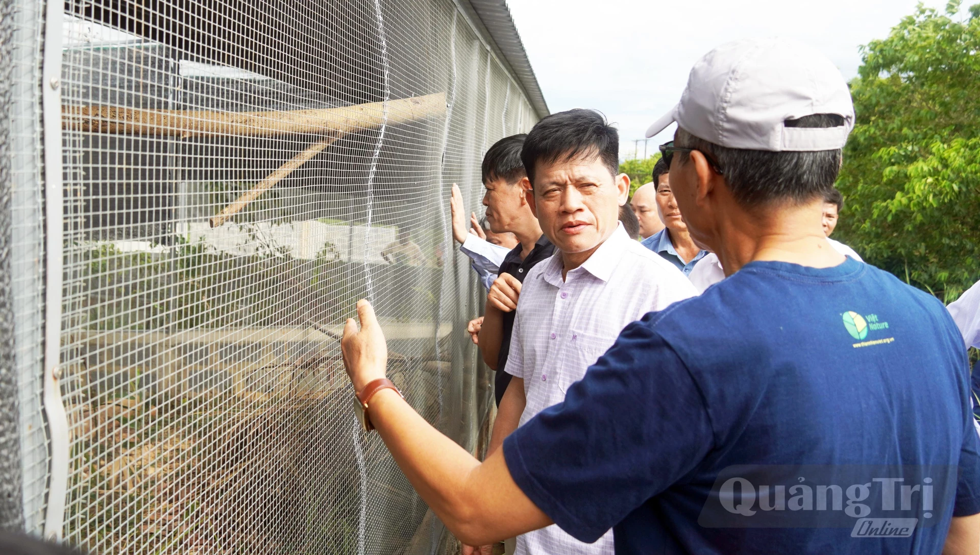 Đại biểu tham quan khu vực nhân nuôi Gà lôi lam mào trắng - Ảnh: N.M