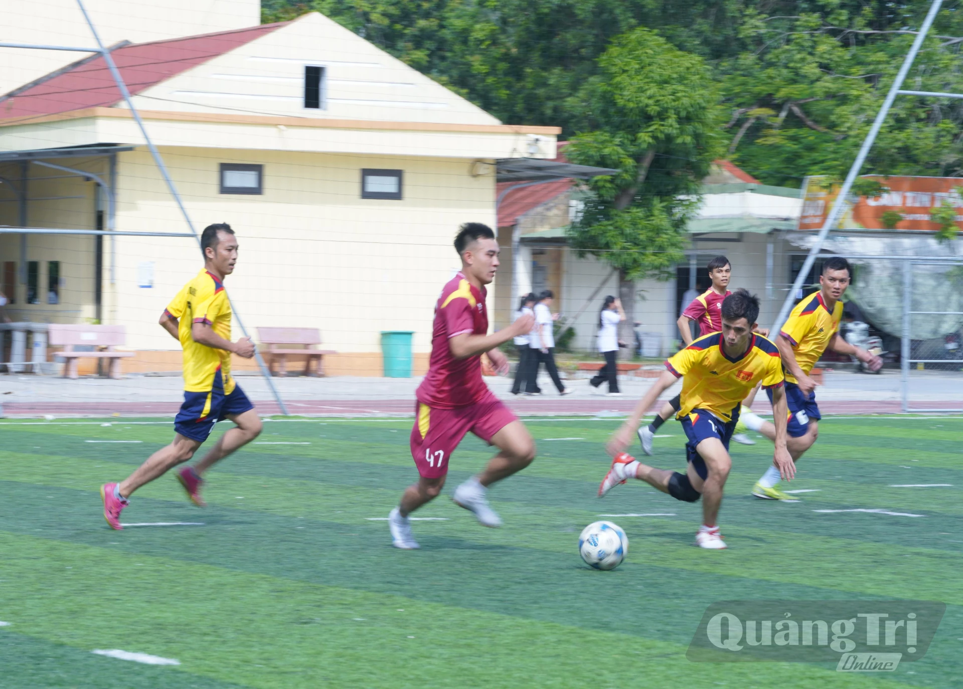 Một pha tranh bóng trong trận chung kết - Ảnh: HL