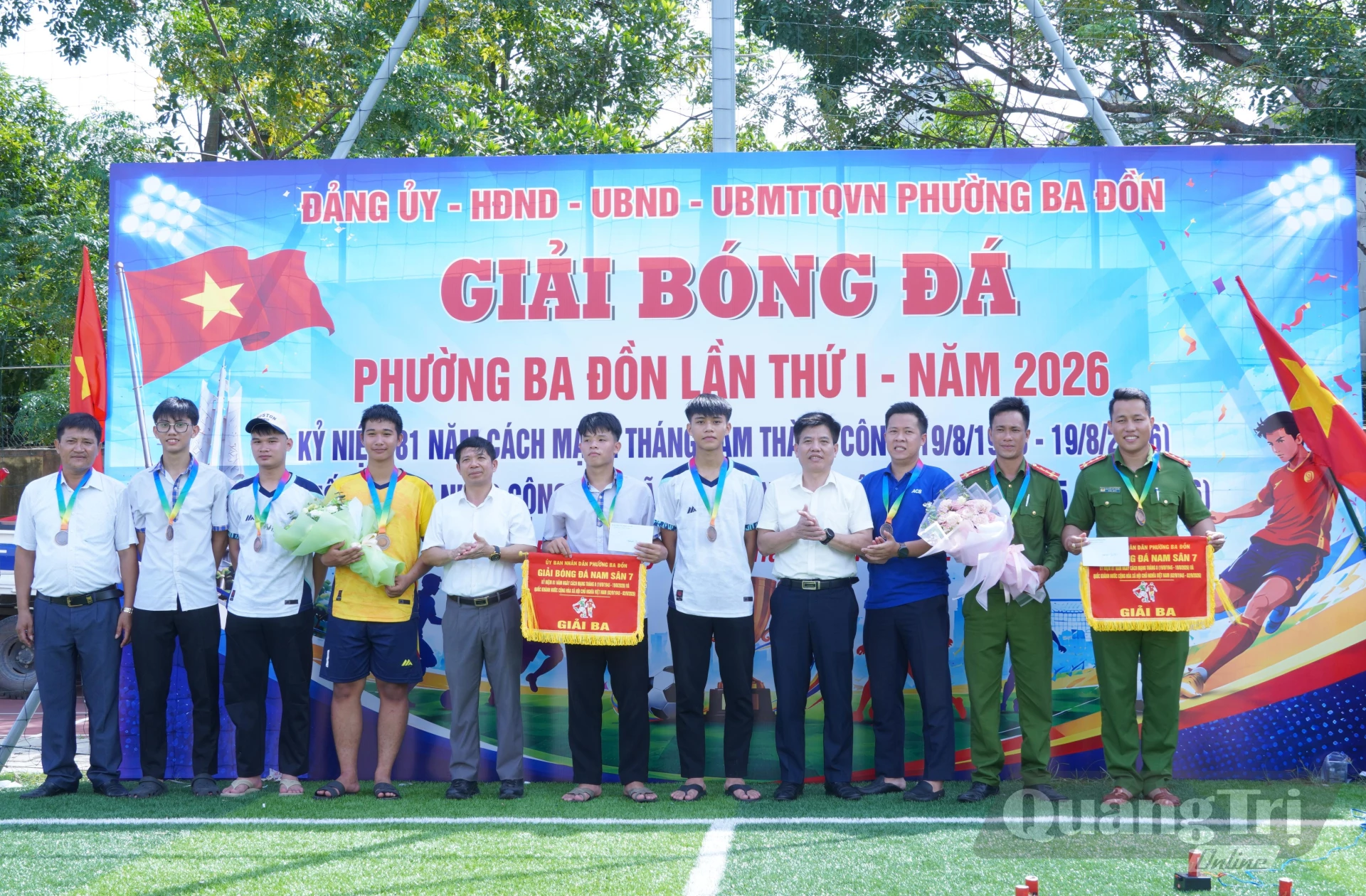 Ban Tổ chức trao giải ba cho các đội liên quân Công an phường Ba Đồn-Ban Chỉ huy Quân sự phường và TDP Lũ Phong - Ảnh: HL