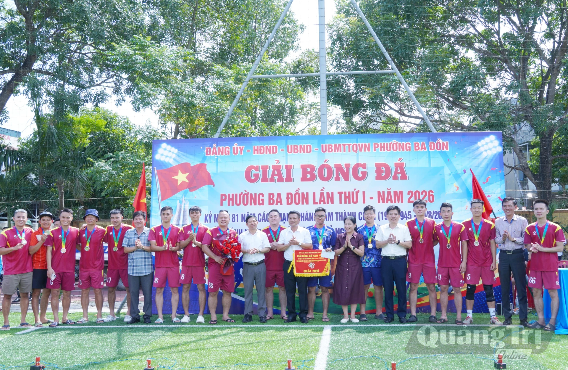 Ban Tổ chức trao giải nhì cho đội bóng TDP Phan Long - Ảnh: HL