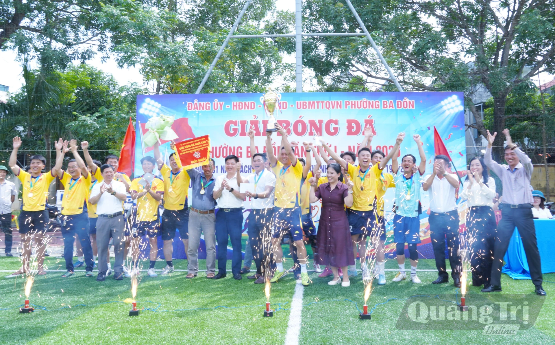 Ban Tổ chức trao giải nhất cho đội bóng TDP Quảng Phong - Ảnh: HL