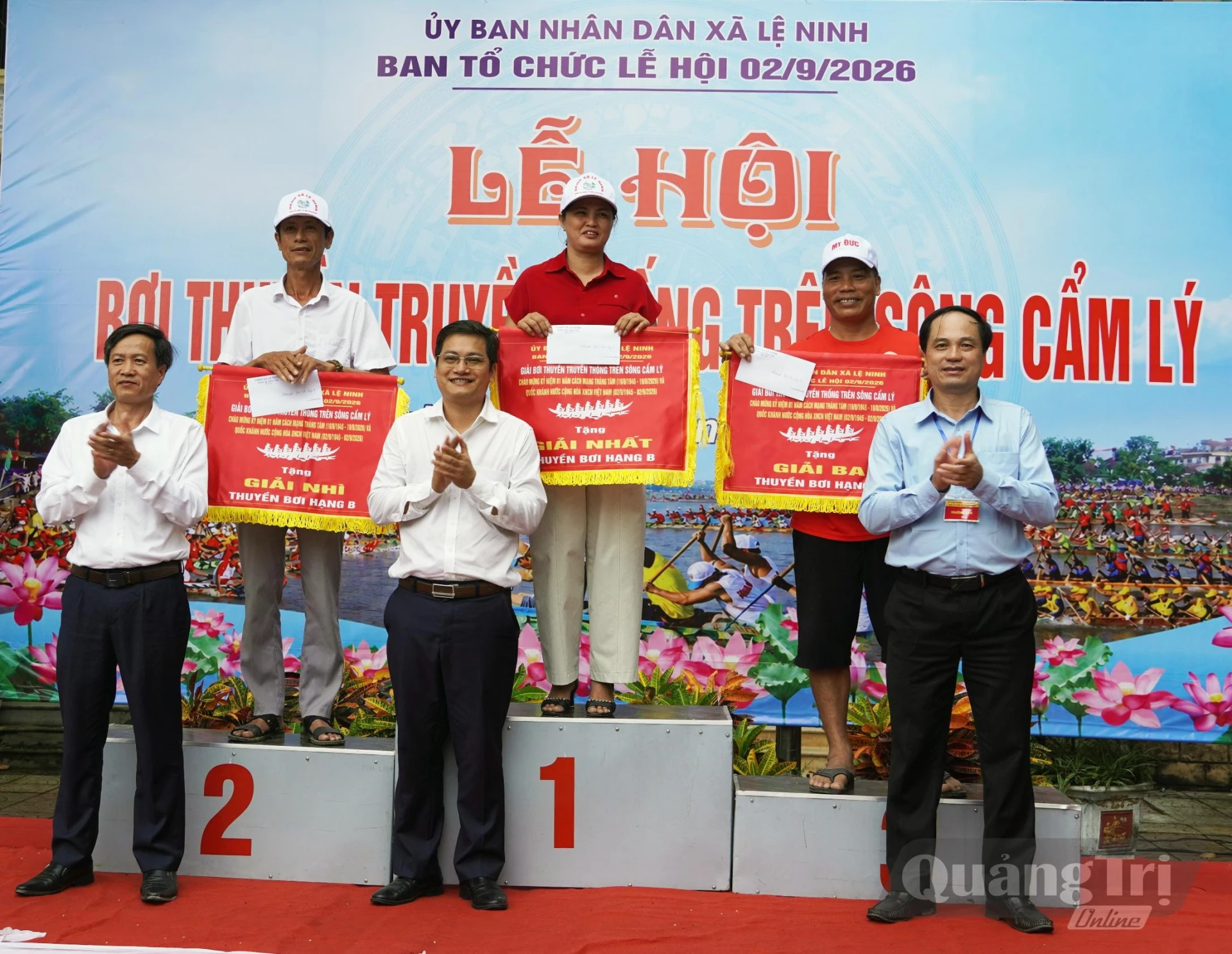 Đại diện lãnh đạo xã Lệ Ninh trao thưởng cho các đội đua xuất sắc hạng B - Ảnh: L.Chi
