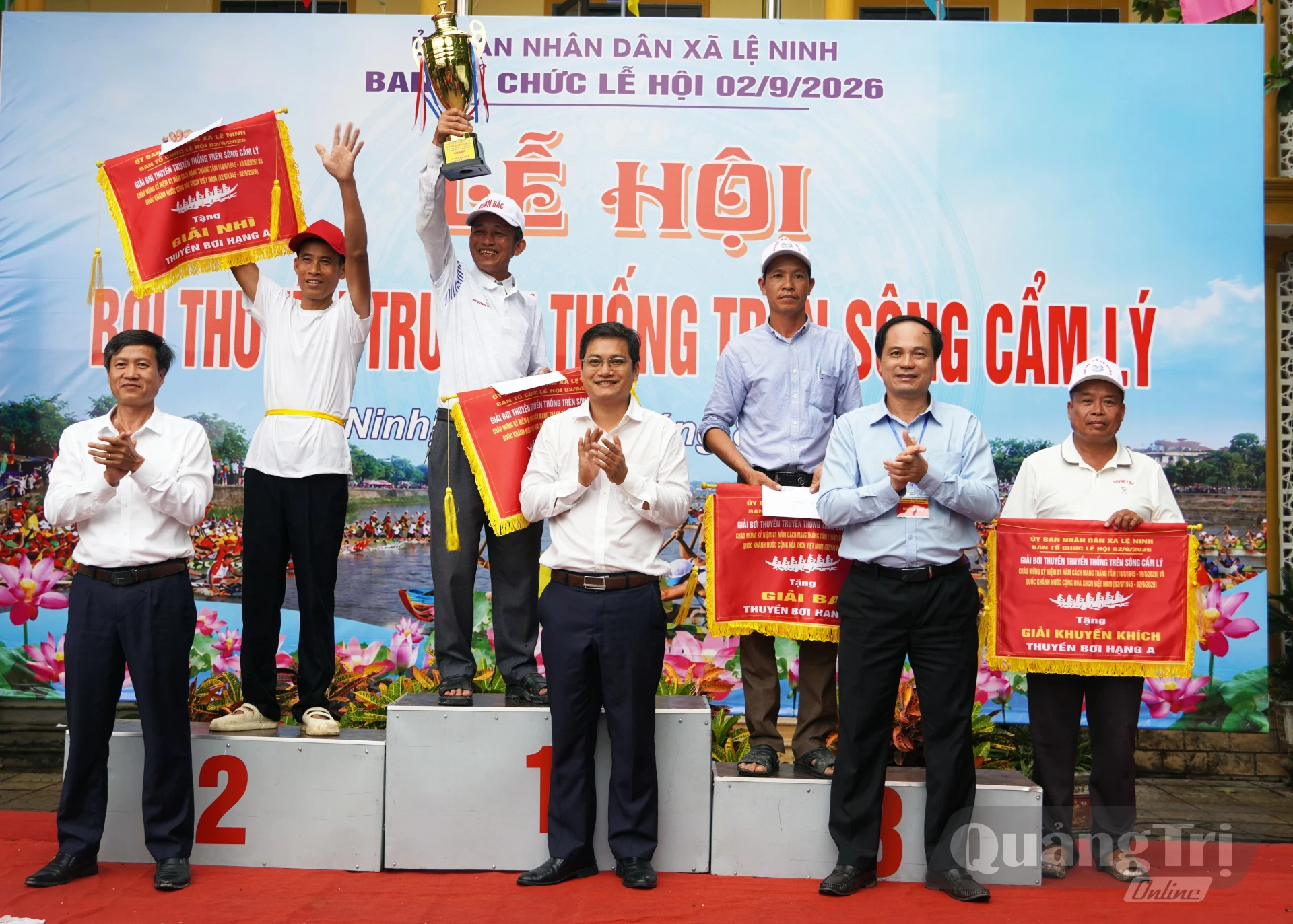 Đại diện lãnh đạo xã Lệ Ninh trao thưởng cho các đội đua xuất sắc hạng A- Ảnh: L.Chi