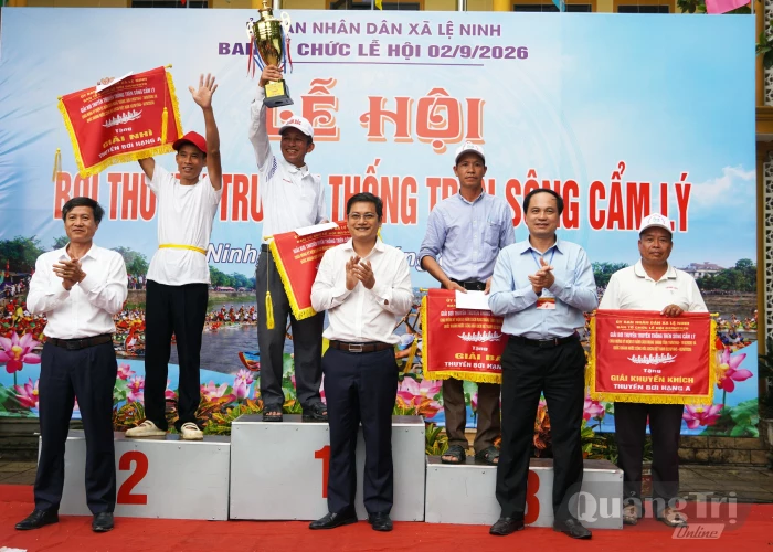 Lễ hội bơi thuyền truyền thống trên sông Cẩm Lý