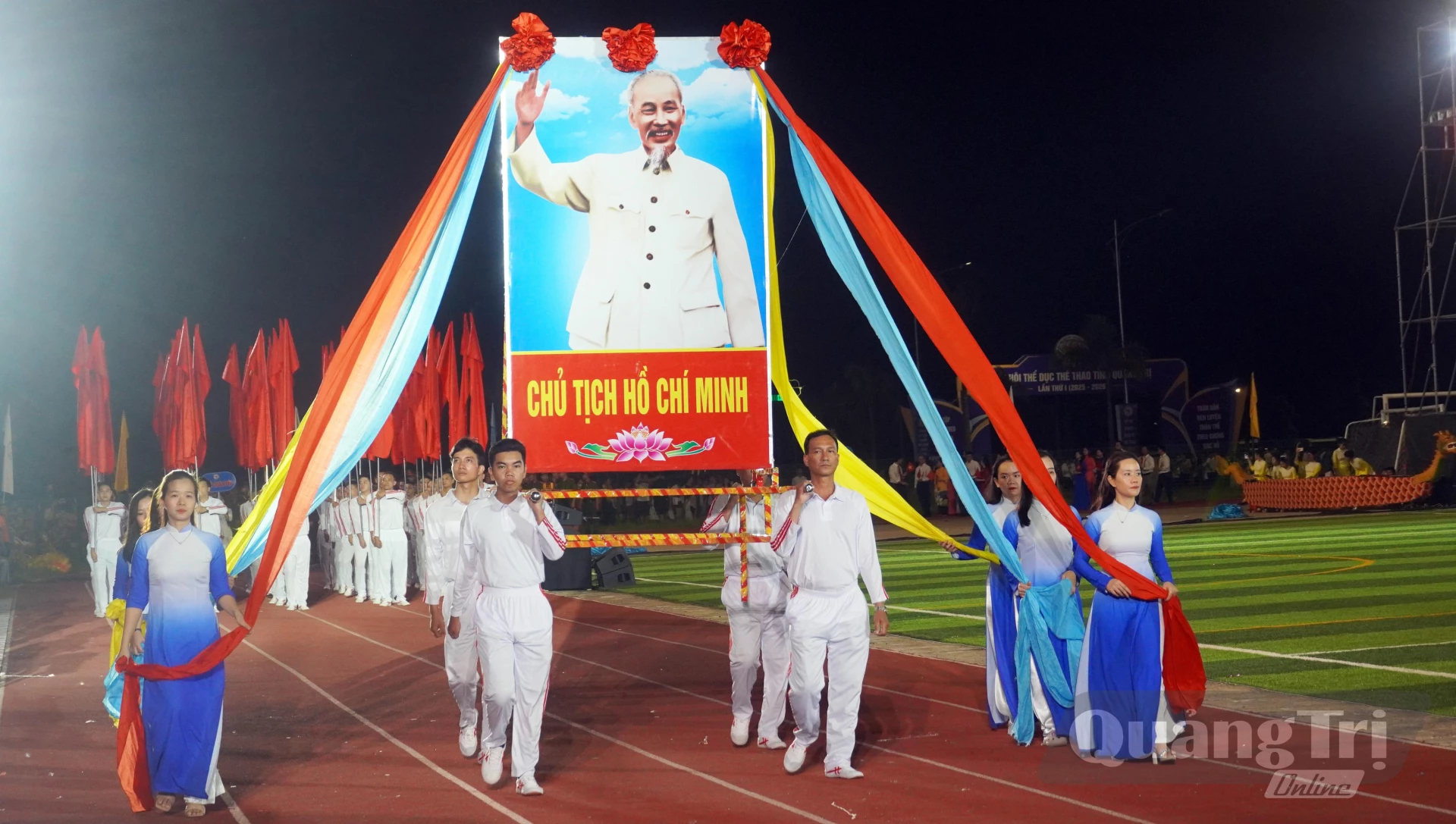 Chân dung Chủ tịch Hồ Chí Minh tại lễ khai mạc - Ảnh: N.M