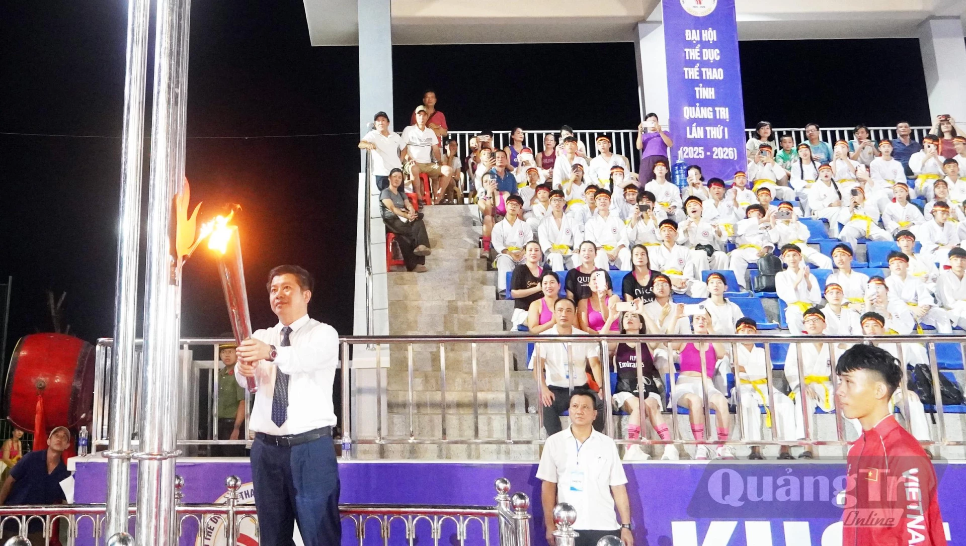 Đồng chí Trần Vũ Khiêm, Phó Bí thư Thường trực Tỉnh ủy, Trưởng Đoàn ĐBQH tỉnh, cùng các vận động viên thực hiện nghi thức thắp sáng ngọn lửa Đại hội - Ảnh: N.M