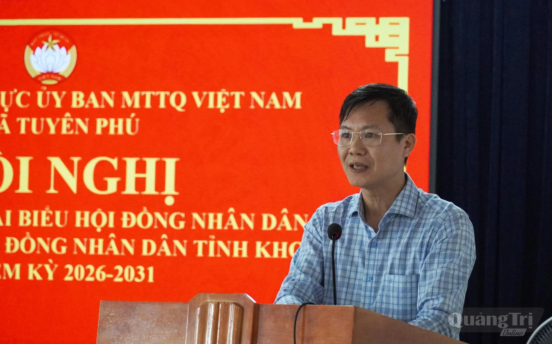 Đại diện lãnh đạo chính quyền địa phương trả lời kiến nghị của cử tri - Ảnh: X.P