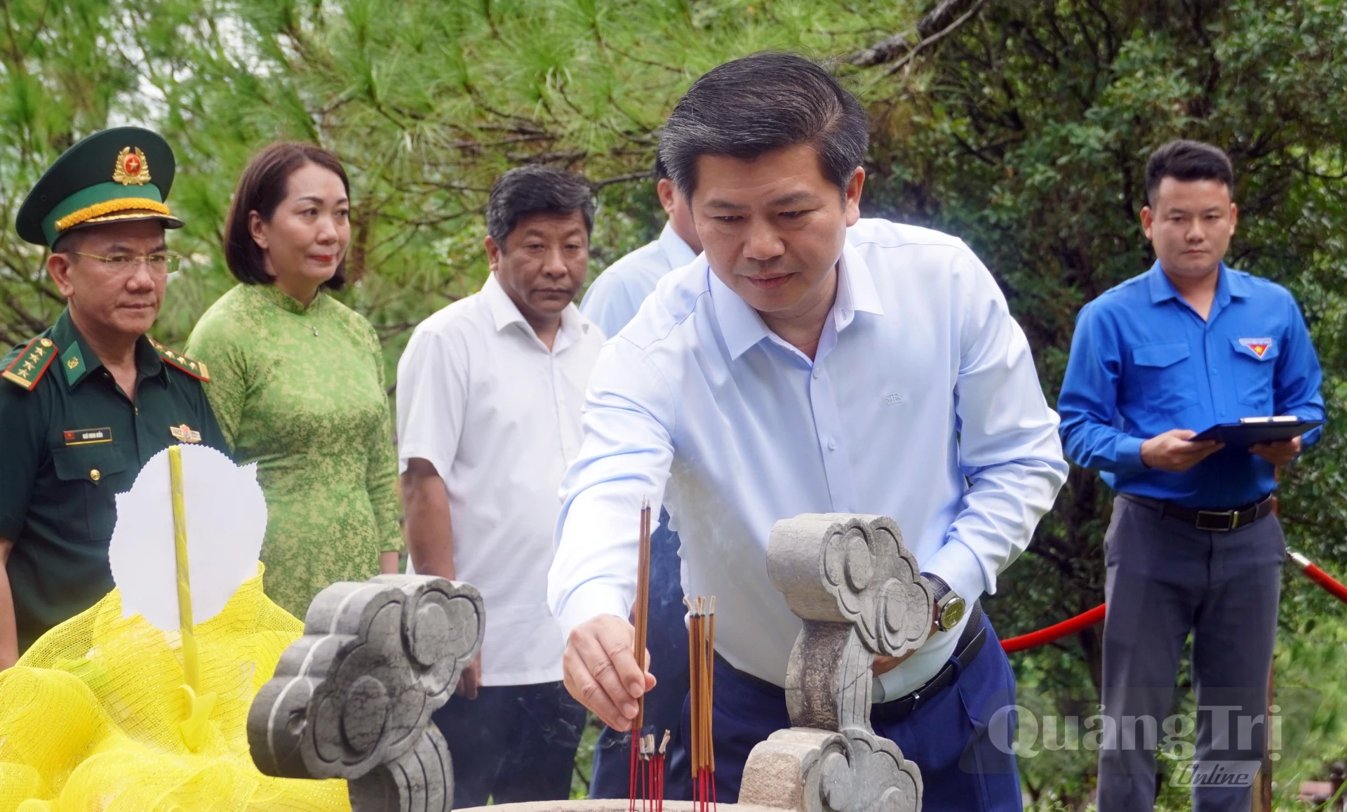 Đồng chí Trần Vũ Khiêm Phó Bí thư Thường trực Tỉnh ủy, Trưởng đoàn ĐBQH tỉnh dâng hương tri ân Đại tướng Võ Nguyên Giáp - Ảnh: N.M