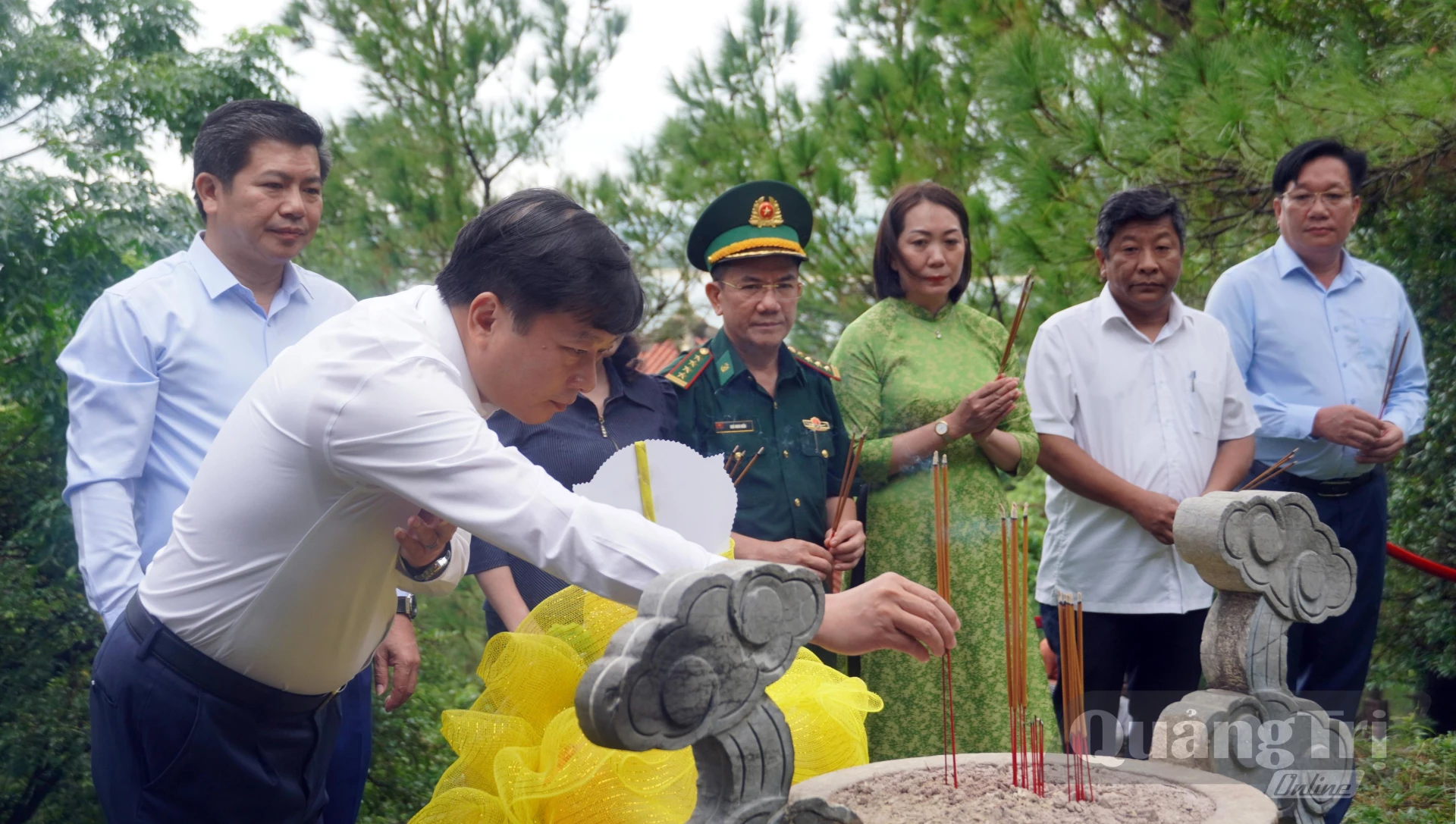 Đồng chí Lê Hồng Vinh, Phó Bí thư Tỉnh ủy, Chủ tịch UBND tỉnh dâng hương tưởng nhớ Đại tướng Võ Nguyên Giáp - Ảnh: N.M