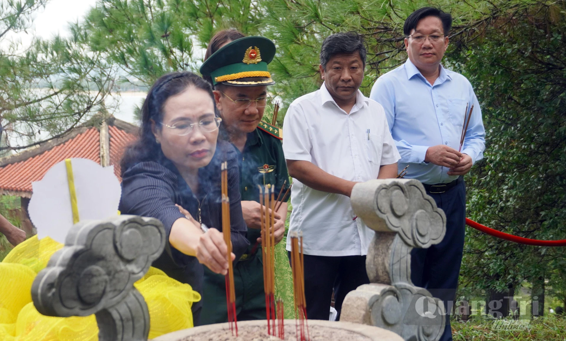 Đồng chí Phạm Thị Hân, Ủy viên Ban Thường vụ Tỉnh ủy, Phó Chủ tịch Thường trực HĐND tỉnh và các đại biểu dâng hương tưởng nhớ Đại tướng Võ Nguyên Giáp - Ảnh: N.M